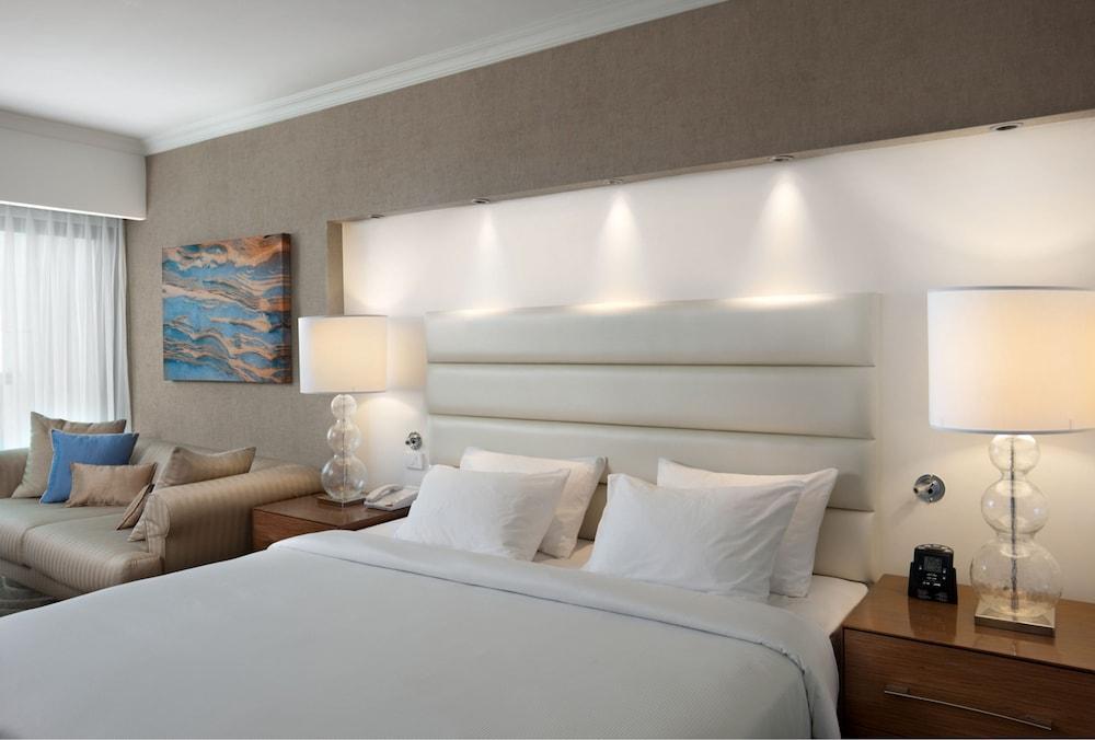 Queen Of Sheba エイラート エクステリア 写真 A bedroom at the Hilton San Diego Bayfront