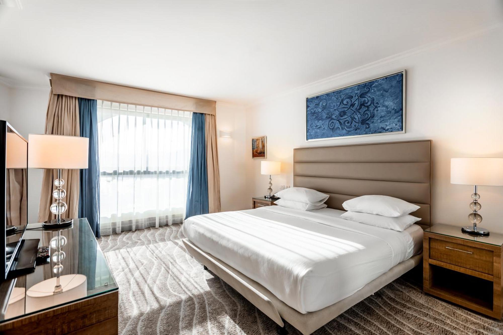 Queen Of Sheba エイラート エクステリア 写真 A bedroom at the Hilton London Heathrow