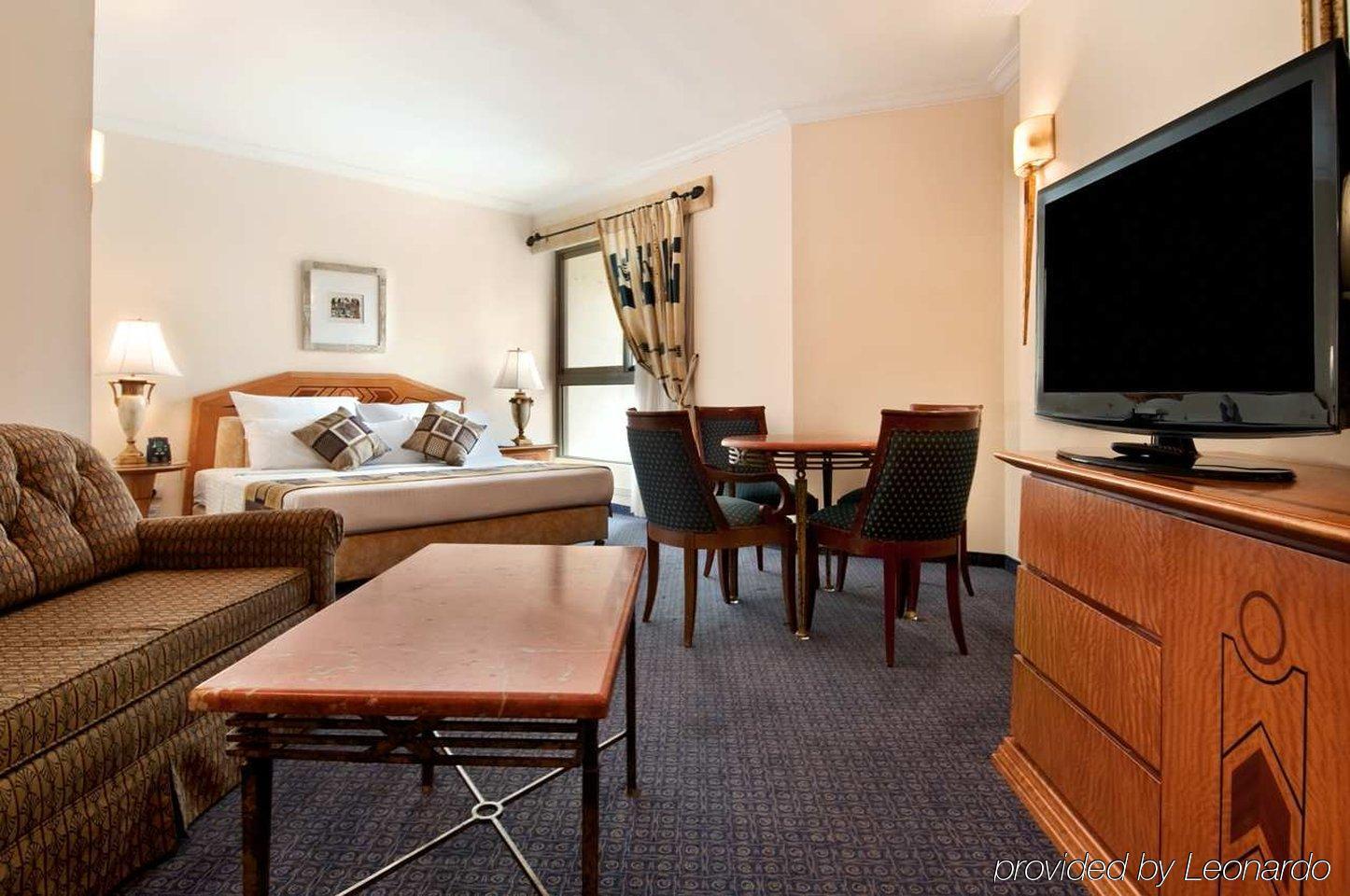 Queen Of Sheba エイラート 部屋 写真 A suite at the Crowne Plaza Hotel in Bucharest, Romania